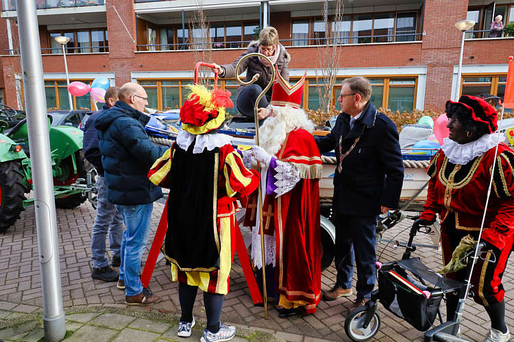 Aankomst van de Sint en zijn Zwarte Pieten in Waarder_058